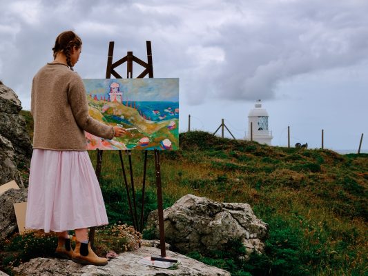 Kimmy Hussey painting en plein air, lighthouse